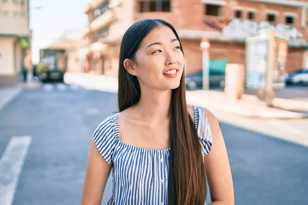 Ung Kinesisk Kvinna Ler Glad Promenader Gatan Staden — Stockfoto