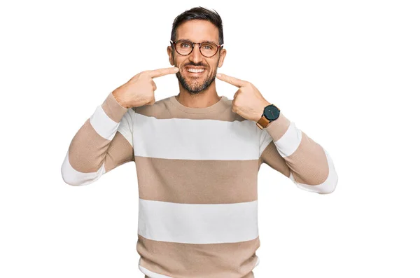 Hombre Guapo Con Barba Vistiendo Ropa Casual Gafas Sonriendo Alegre — Foto de Stock