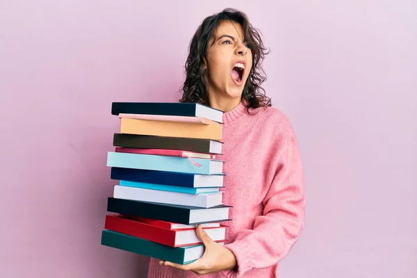 Jovem Hispânica Segurando Uma Pilha Livros Irritada Louca Gritando Frustrada — Fotografia de Stock