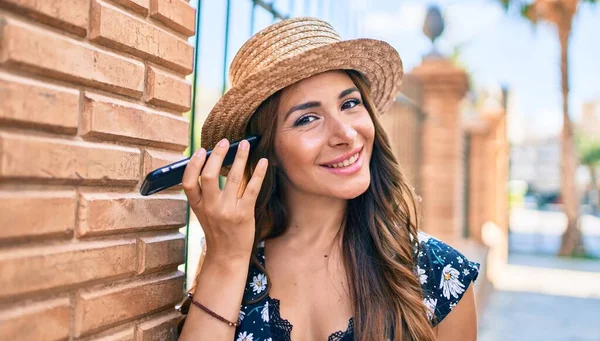 Junge Hispanische Frau Urlaub Unterhält Sich Auf Der Straße Der — Stockfoto