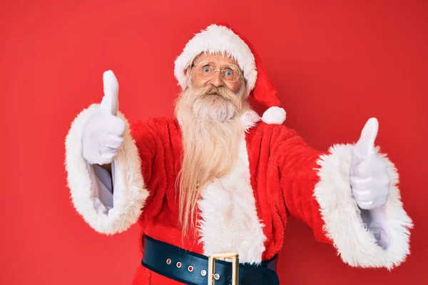 Velho Homem Sênior Com Cabelos Grisalhos Barba Longa Vestindo Traje — Fotografia de Stock