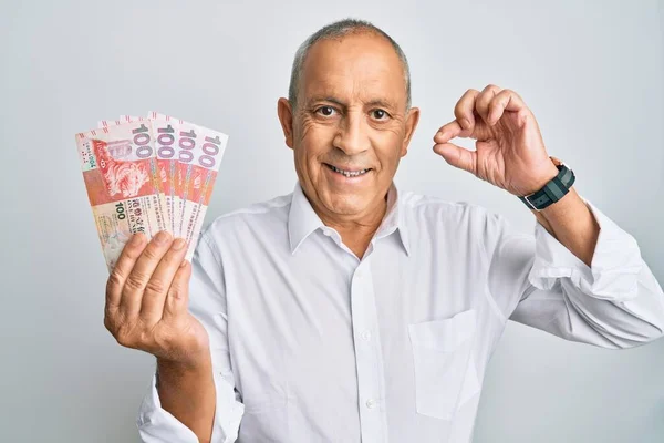 Hombre Mayor Guapo Sosteniendo Billetes 100 Hong Kong Dólares Haciendo —  Fotos de Stock