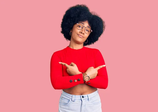 Молодая Африканская Американка Повседневной Одежде Очках Указывающих Пальцами Обе Стороны — стоковое фото
