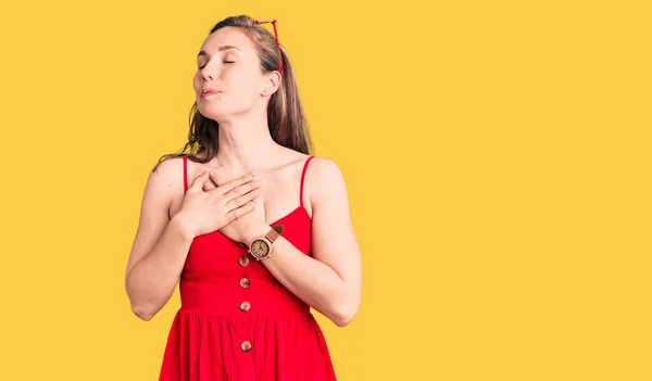 Genç Güzel Sarışın Bir Kadın Gündelik Elbiseler Giyiyor Elleri Göğsünde — Stok fotoğraf
