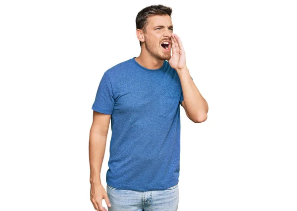 Knappe Blanke Man Casual Kleren Schreeuwend Schreeuwend Van Hand Mond — Stockfoto