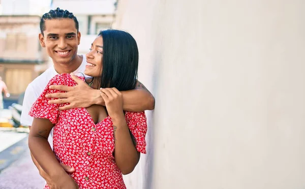 Jong Latijn Paar Glimlachen Gelukkig Knuffelen Straat Van Stad — Stockfoto