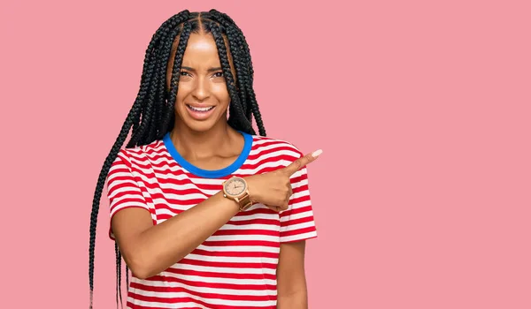 Mooie Latijns Amerikaanse Vrouw Draagt Casual Kleding Wijzen Opzij Bezorgd — Stockfoto