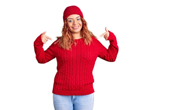 Mulher Latina Jovem Vestindo Roupas Casuais Olhando Confiante Com Sorriso — Fotografia de Stock