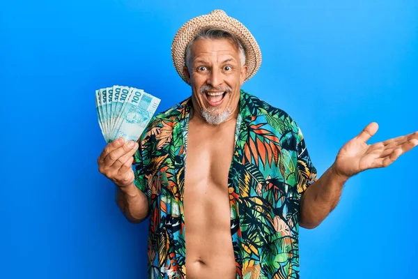 Grauhaariger Mann Mittleren Alters Sommer Stil Mit Brasilianischen Echten Banknoten — Stockfoto