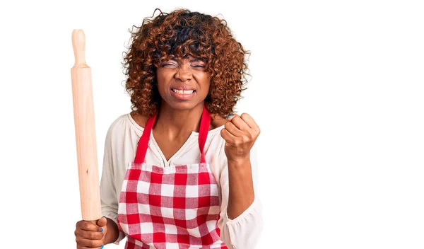 Joven Mujer Afroamericana Vistiendo Delantal Sosteniendo Rodillo Molesto Frustrado Gritando —  Fotos de Stock