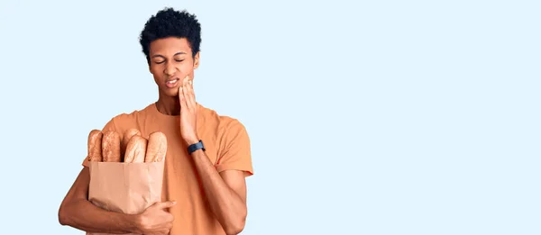 Jovem Afro Americano Segurando Saco Papel Com Pão Tocando Boca — Fotografia de Stock