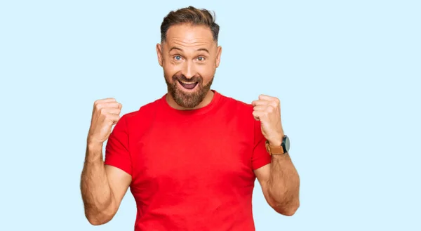 Hombre Guapo Mediana Edad Con Camiseta Roja Casual Celebrando Sorprendido — Foto de Stock