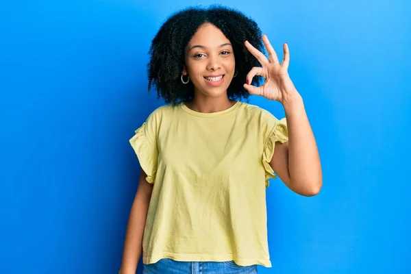 Chica Afroamericana Joven Con Ropa Casual Sonriendo Positiva Haciendo Signo —  Fotos de Stock