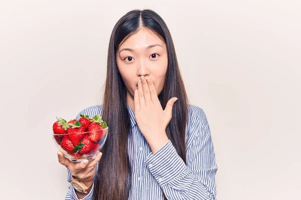 Giovane Bella Donna Cinese Che Tiene Ciotola Fragole Che Coprono — Foto Stock