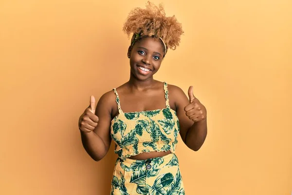 Mujer Africana Joven Con Pelo Afro Con Vestido Verano Signo — Foto de Stock