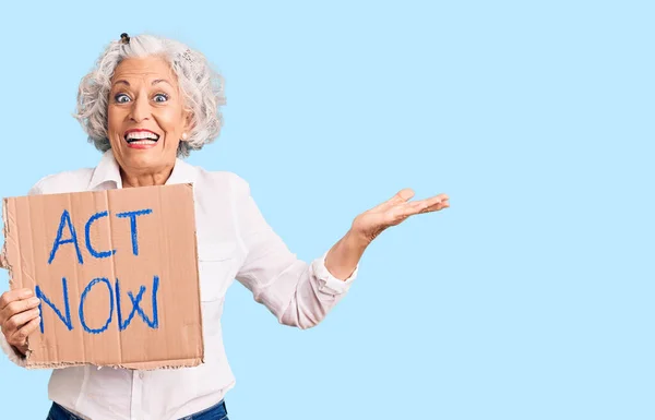 Ältere Grauhaarige Frau Mit Einem Banner Das Den Sieg Mit — Stockfoto