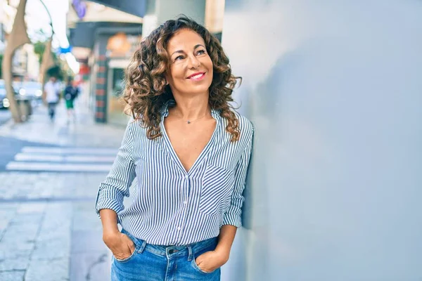 Mujer Hispana Mediana Edad Sonriendo Feliz Apoyada Pared Ciudad —  Fotos de Stock