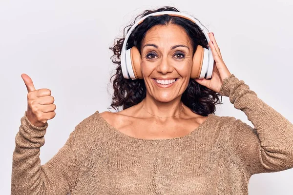 Medelålders Vacker Kvinna Lyssnar Musik Med Hörlurar Ler Glad Och — Stockfoto