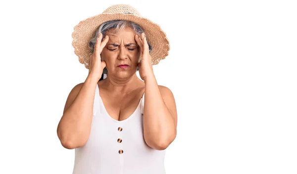 夏の帽子と夏の服を着て白髪の髪を持つシニア女性は 痛みや片頭痛のために絶望的でストレスを受けています 手を頭に — ストック写真