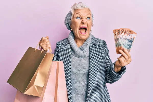 Senior Mujer Pelo Gris Sosteniendo Bolsas Compra Australia Dólares Enojado — Foto de Stock