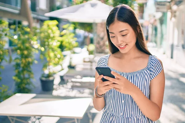 Młoda Chinka Uśmiechnięta Szczęśliwa Korzystając Smartfona Ulicy Miasta — Zdjęcie stockowe