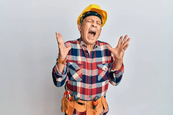 Senior Latinamerikan Man Bär Händig Uniform Firar Galen Och Galen — Stockfoto