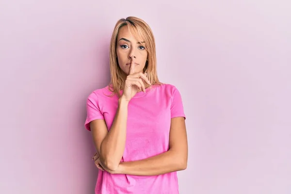 Mulher Loira Bonita Vestindo Camiseta Rosa Casual Pedindo Para Ficar — Fotografia de Stock