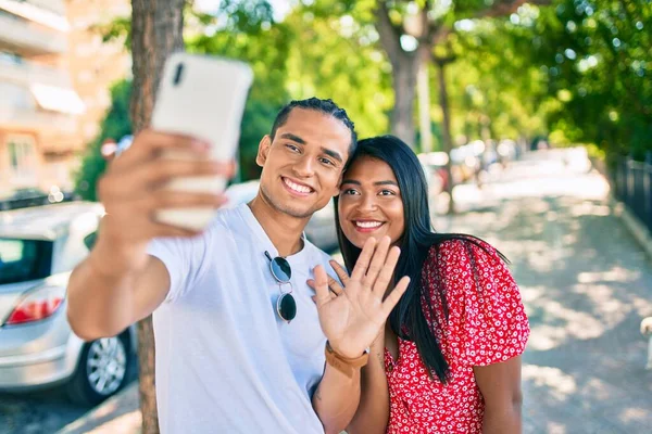 Jong Latijn Paar Glimlachen Gelukkig Met Behulp Van Smartphone Voor — Stockfoto