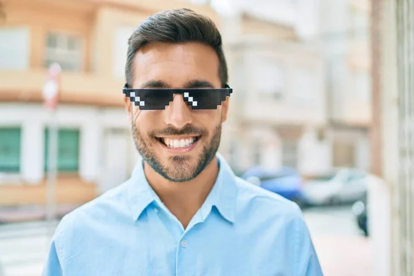 Joven Hombre Hispano Sonriendo Feliz Usando Gafas Sol Divertidas Pie —  Fotos de Stock