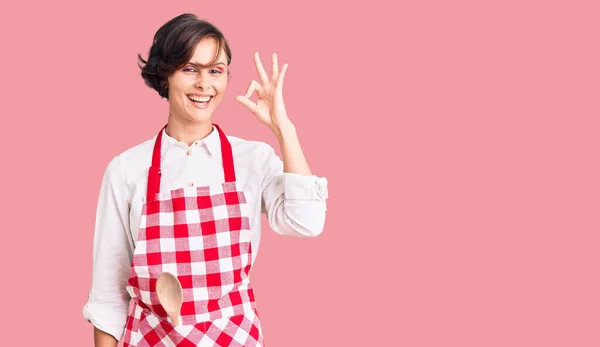 Schöne Junge Frau Mit Kurzen Haaren Die Professionelle Kochschürze Lächelnd — Stockfoto