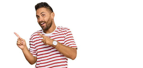 Homem Bonito Com Barba Vestindo Tshirt Listrada Sorrindo Olhando Para — Fotografia de Stock