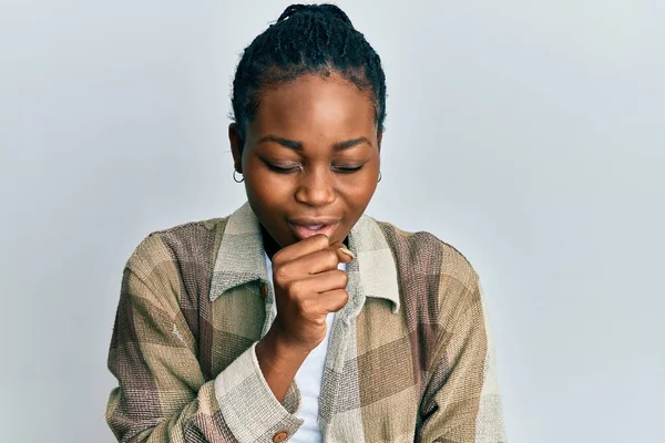 穿着休闲服的年轻非洲裔美国女人感到身体不适 咳嗽是感冒或支气管炎的症状 保健概念 — 图库照片