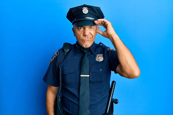 Polis Üniforması Giyen Yakışıklı Olgun Bir Adam Alnındaki Sorun Yüzünden — Stok fotoğraf