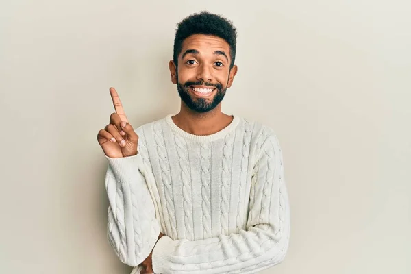 ハンサムなヒスパニック系男性で髭を生やしてカジュアルな冬のセーター笑顔でアイデアや質問を指差す指で幸せな顔 ナンバーワン — ストック写真