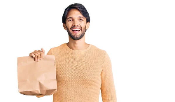 Bonito Homem Hispânico Segurando Tirar Saco Papel Olhando Positivo Feliz — Fotografia de Stock