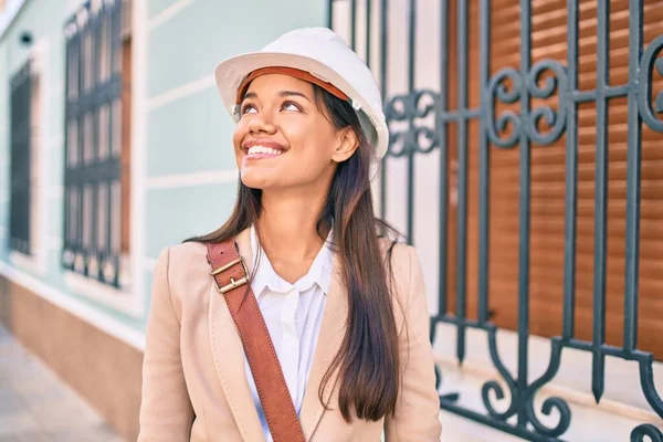 Joven Arquitecta Latina Sonriendo Feliz Pie Ciudad — Foto de Stock