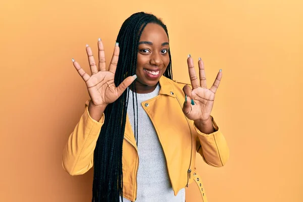 Młoda Afroamerykanka Ubrana Luźną Kurtkę Pokazująca Wskazująca Palcami Numer Osiem — Zdjęcie stockowe