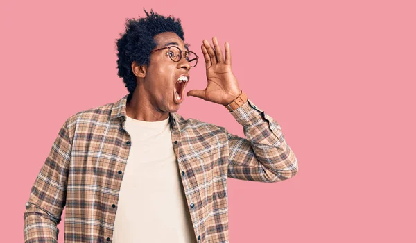 Schöner Afrikanisch Amerikanischer Mann Mit Afro Haaren Lässiger Kleidung Und — Stockfoto