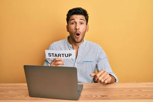 Junger Gutaussehender Mann Mit Startup Nachricht Als Marketing Entwicklung Verängstigt — Stockfoto