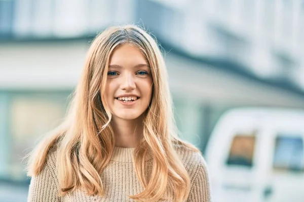 Schöne Kaukasische Teenager Lächeln Glücklich Der Stadt Stehen — Stockfoto