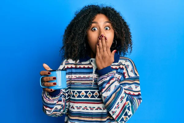 Gyönyörű Afro Hajú Afro Amerikai Aki Egy Csésze Kávét Iszik — Stock Fotó