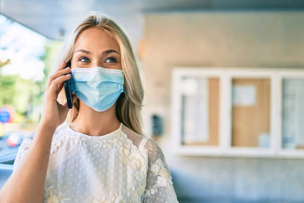 Menina Caucasiana Jovem Usando Máscara Médica Falando Smartphone Rua Cidade — Fotografia de Stock