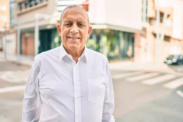 Hombre Mayor Sonriendo Feliz Caminando Ciudad — Foto de Stock