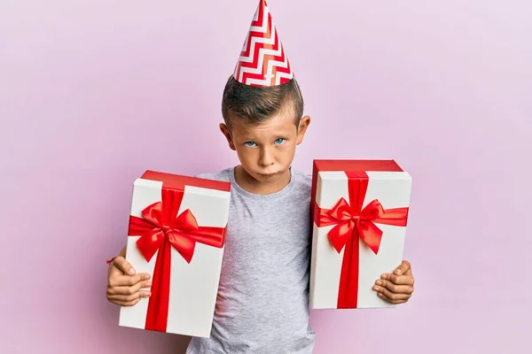 Schattig Blank Kind Met Een Verjaardagshoed Sceptisch Nerveus Fronst Van — Stockfoto