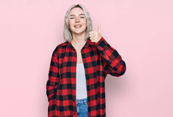 Menina Loira Jovem Vestindo Roupas Casuais Sorrindo Feliz Positivo Polegar — Fotografia de Stock