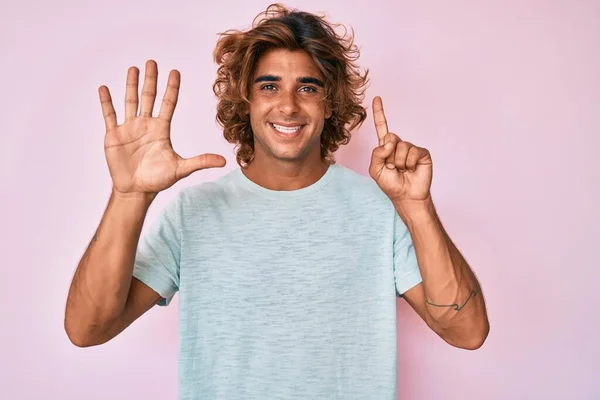 Latin Asıllı Genç Adam Gündelik Giysiler Giyip Altı Numaralı Parmaklarıyla — Stok fotoğraf