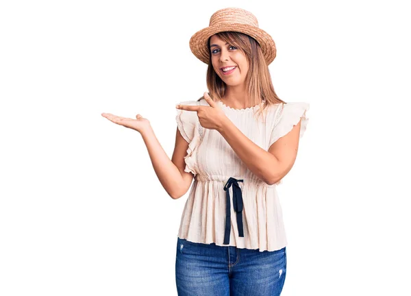 Jovem Mulher Bonita Vestindo Chapéu Verão Shirt Espantado Sorrindo Para — Fotografia de Stock