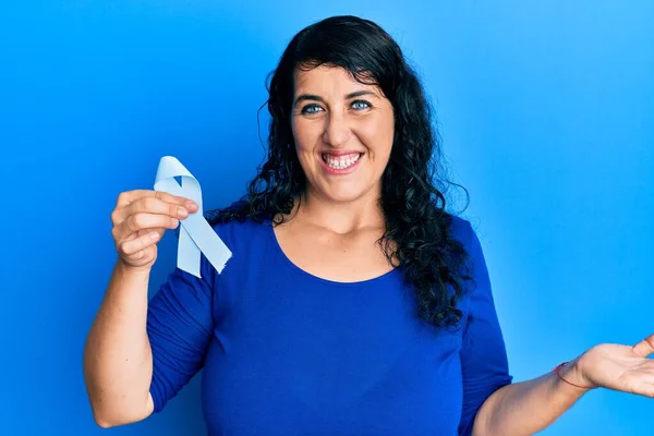 Плюс Розмір Брюнетка Жінка Тримає Синю Стрічку Святкуючи Досягнення Щасливою — стокове фото