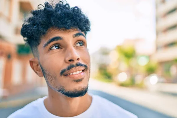 Giovane Arabo Uomo Sorridente Felice Guardando Lato Piedi Strada Della — Foto Stock