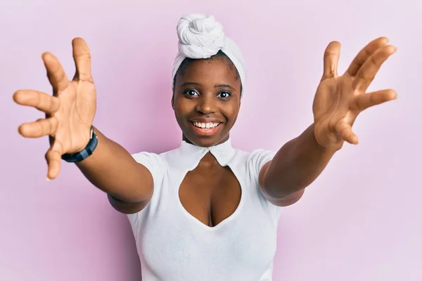 Jeune Femme Africaine Portant Turban Cheveux Sur Fond Rose Regardant — Photo